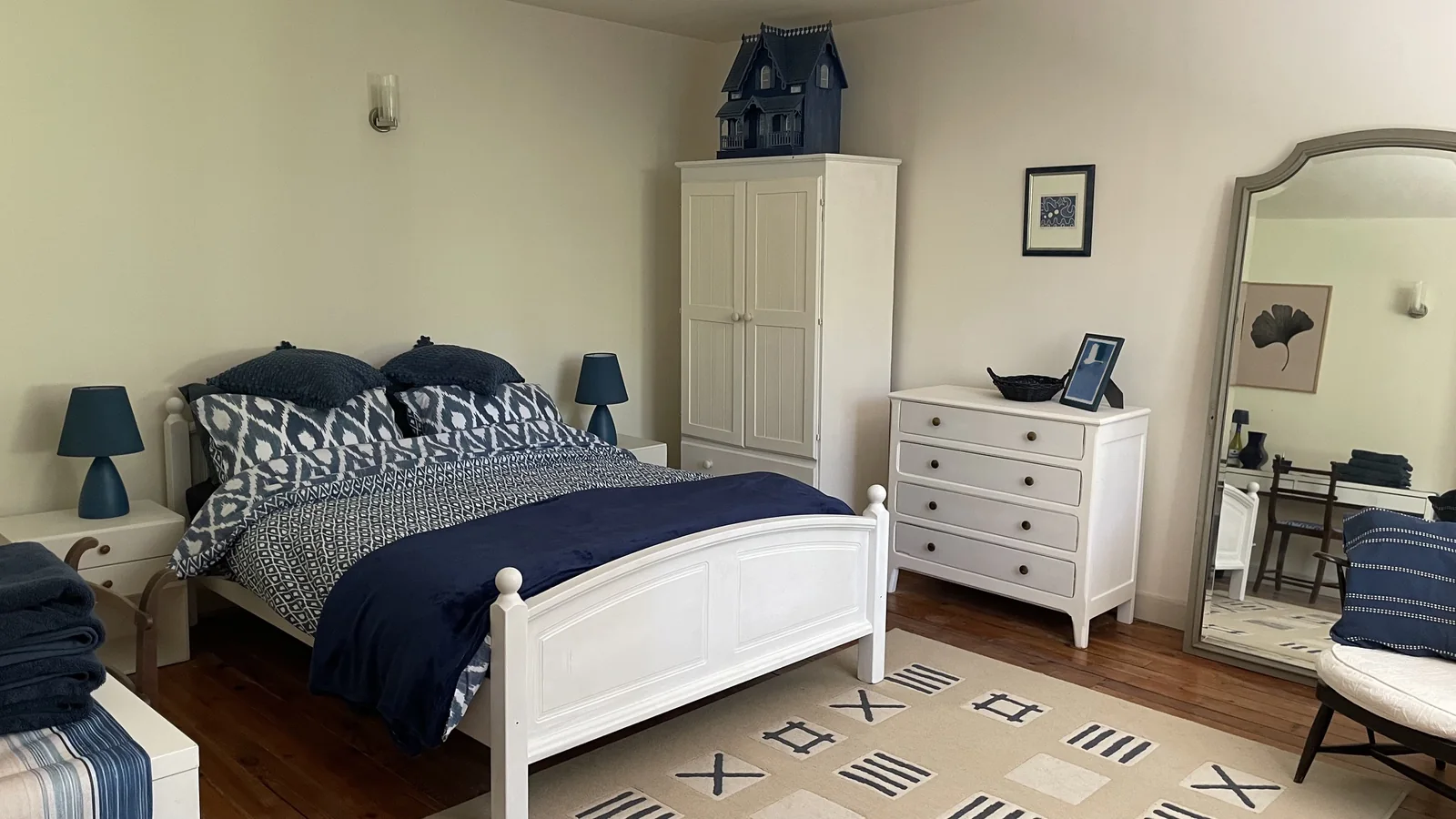 La chambre bleue, lumineuse, avec grand lit double