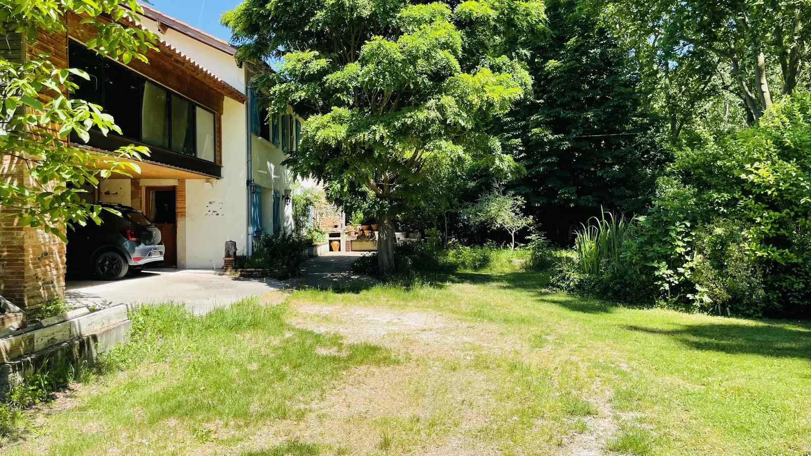 La maison et le jardin arboré