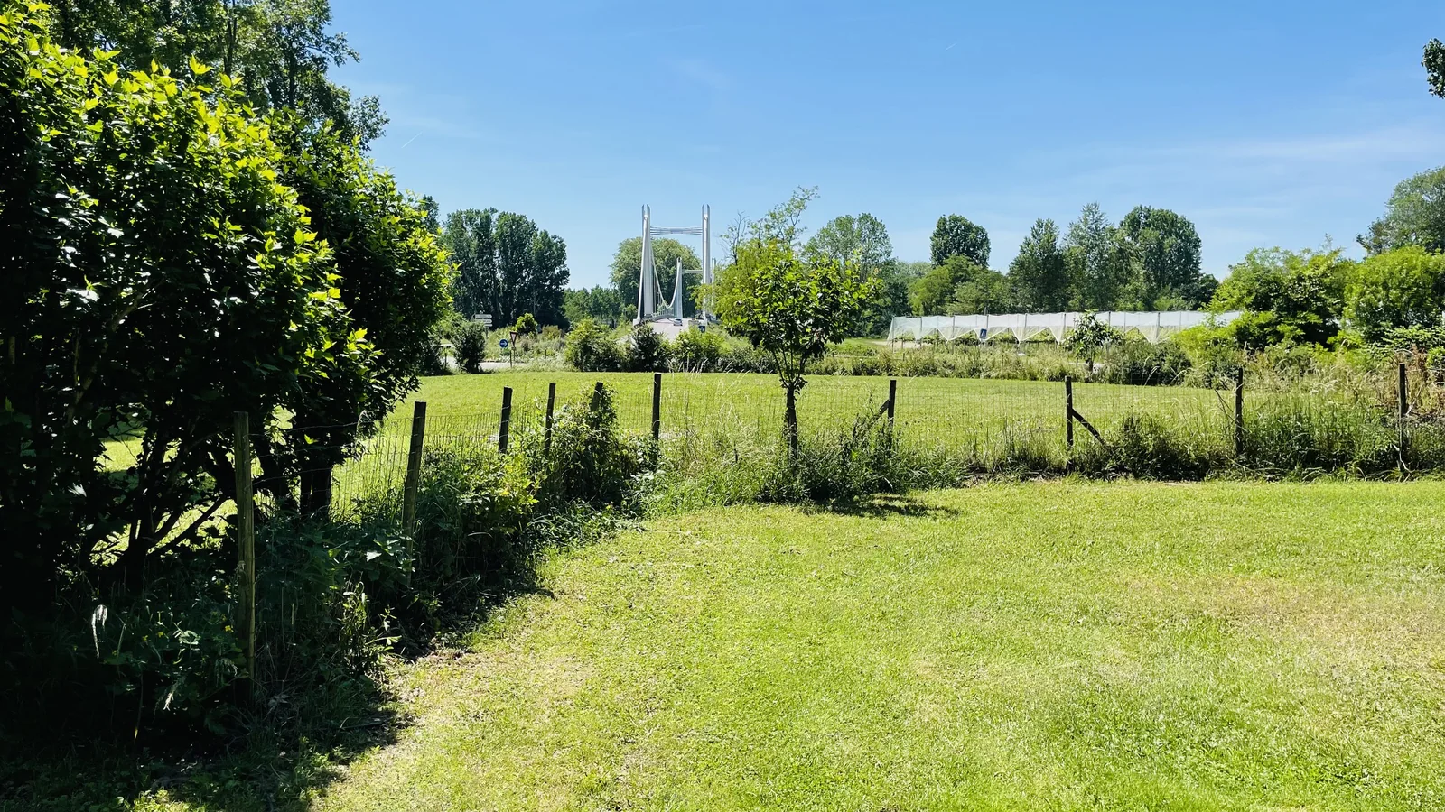Vue depuis le jardin vers la campagne autour de Pont Bleu