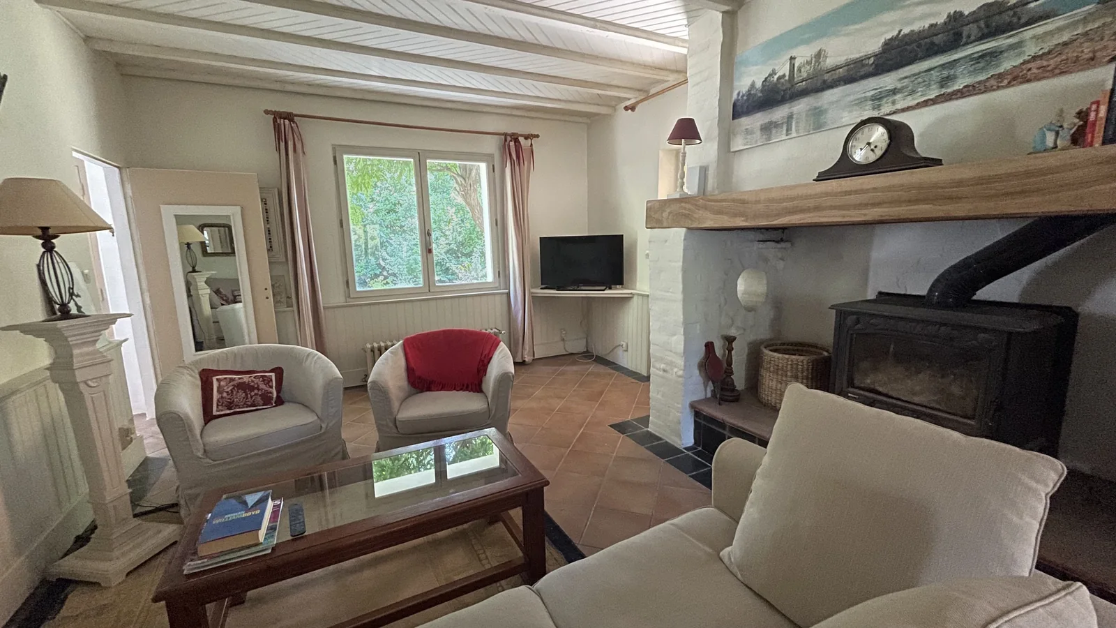 Salon privé réservé aux voyageurs avec cheminée